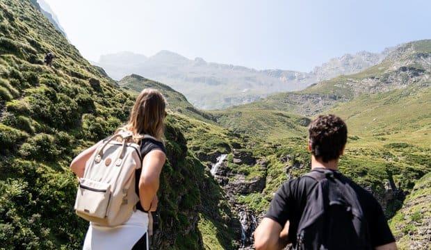 Randonneurs dans les montagnes des Pyrénées