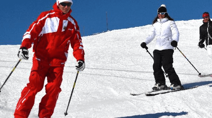 groupe de skieurs avec moniteur de ski en tête