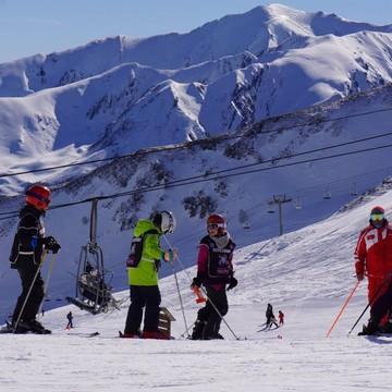 groupe de personne cours de ski peyresourde